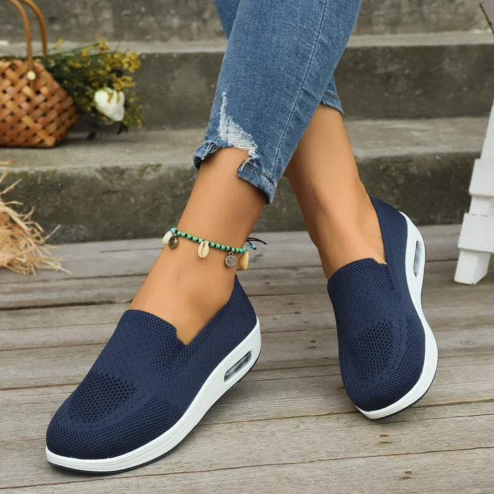 Baskets respirantes pour femmes, avec semelle plateforme tendance, pour un confort durable et élégant.