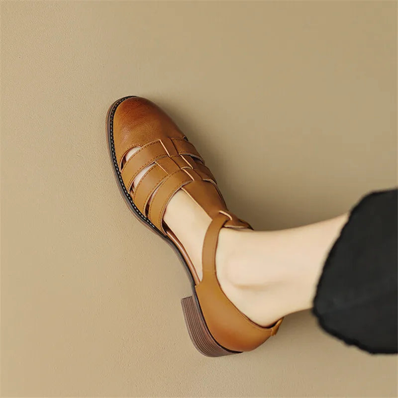 Sandales Palynne décontractées chic pour femmes, bout rond et talon épais. Parfaites pour un look estival élégant.