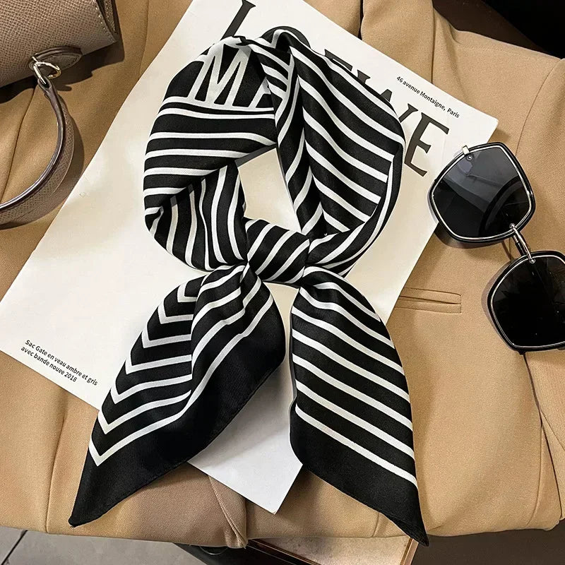 Foulard femme en satin imprimé, parfait pour un style élégant et moderne.