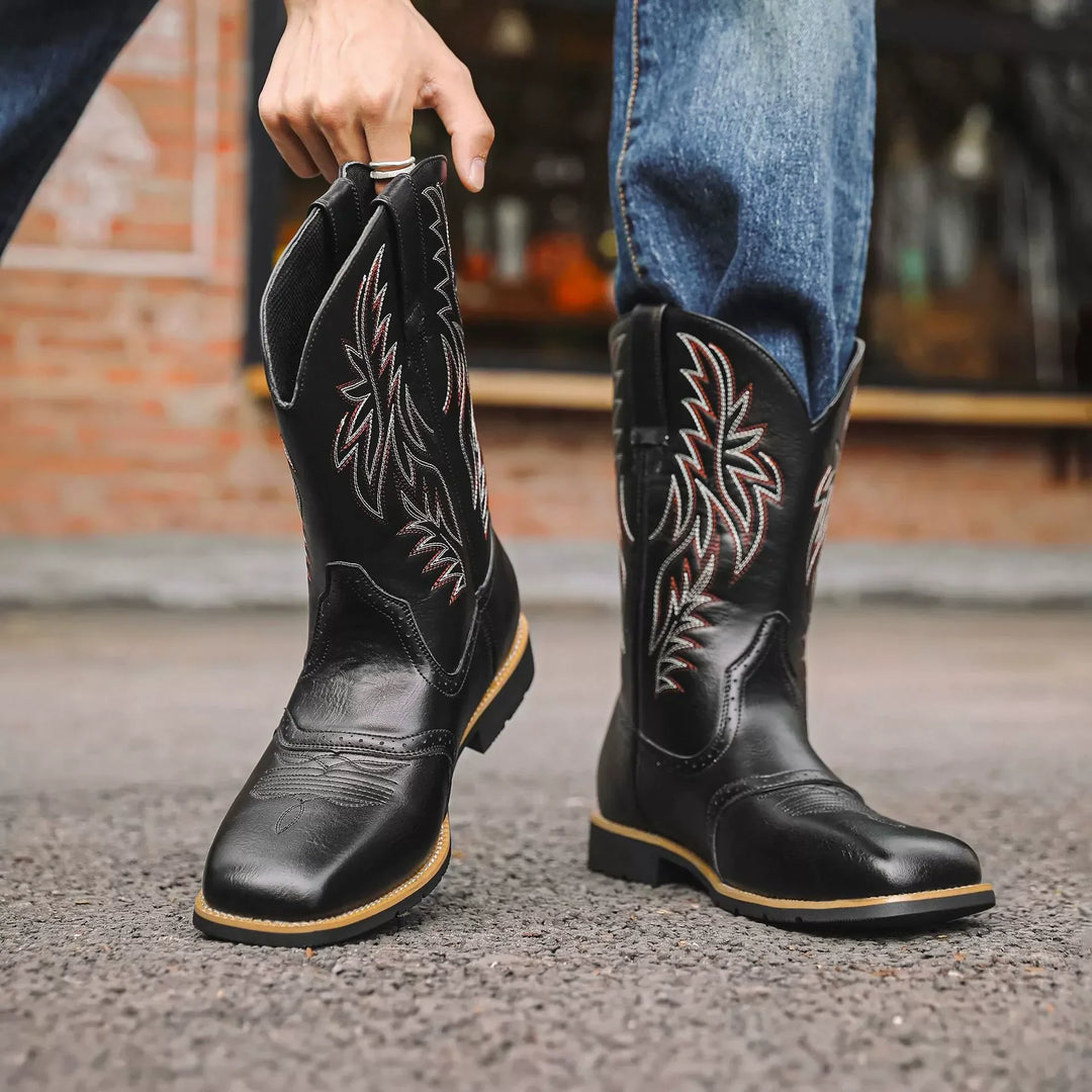 Bottes homme cowboy mi-mollet en cuir, bout carré distinctif. Look vintage mode masculine hiver.