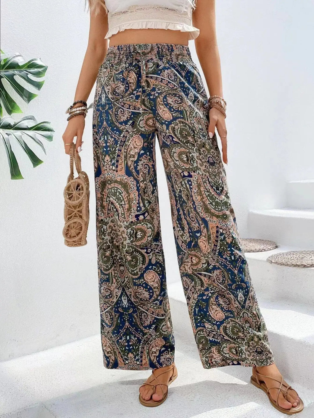 Pantalon taille haute femme à coupe large, avec un motif vintage raffiné, confortable pour les loisirs d'été.