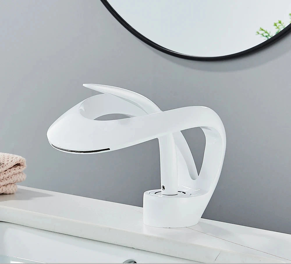 Robinet de salle de bain en laiton, sortie cascade, mitigeur moderne et élégant pour lavabo.