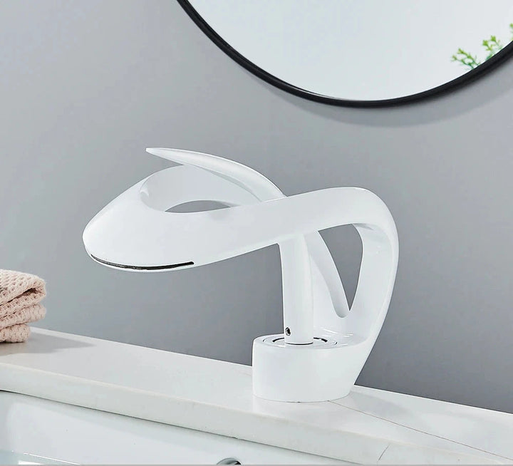 Robinet de salle de bain en laiton, sortie cascade, mitigeur moderne et élégant pour lavabo.