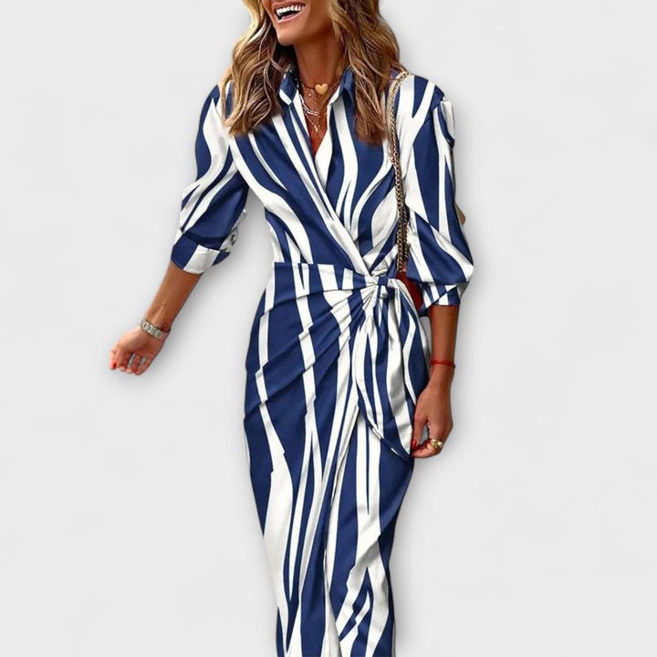 Vêtement femme: Robe chemise midi à rayures, alliant confort et élégance pour une tenue décontractée.