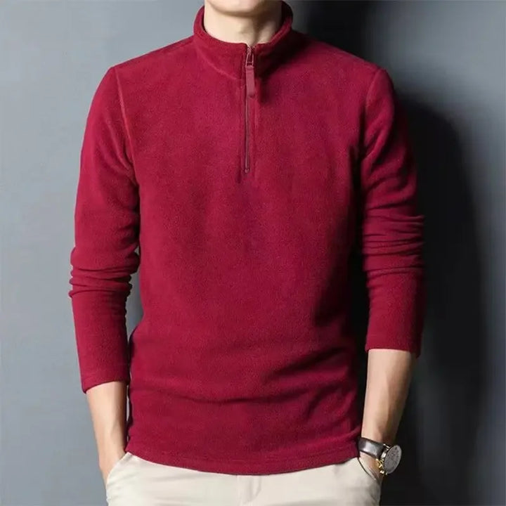 Homme portant un pull polaire demi-zip, confortable pour la randonnée, le sport ou les sorties décontractées.