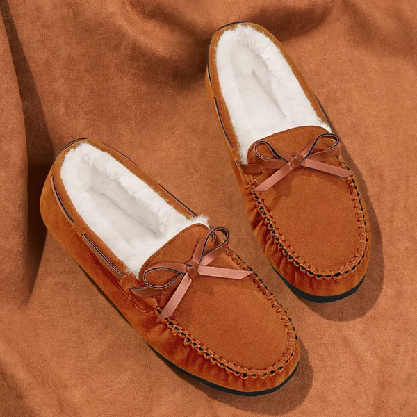 Détail du nœud élégant sur les mocassins LuxeStep en cuir suédé, chaussure femme chic et confortable pour l'automne.