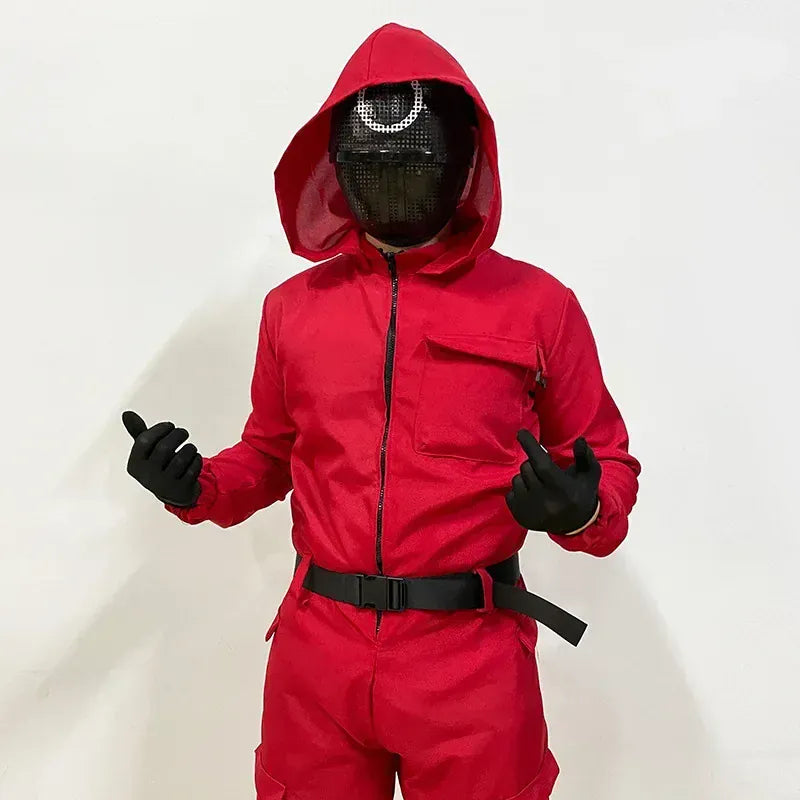 Déguisement garde Squid Game adulte en polyester avec masque triangle noir pour cosplay de la série.