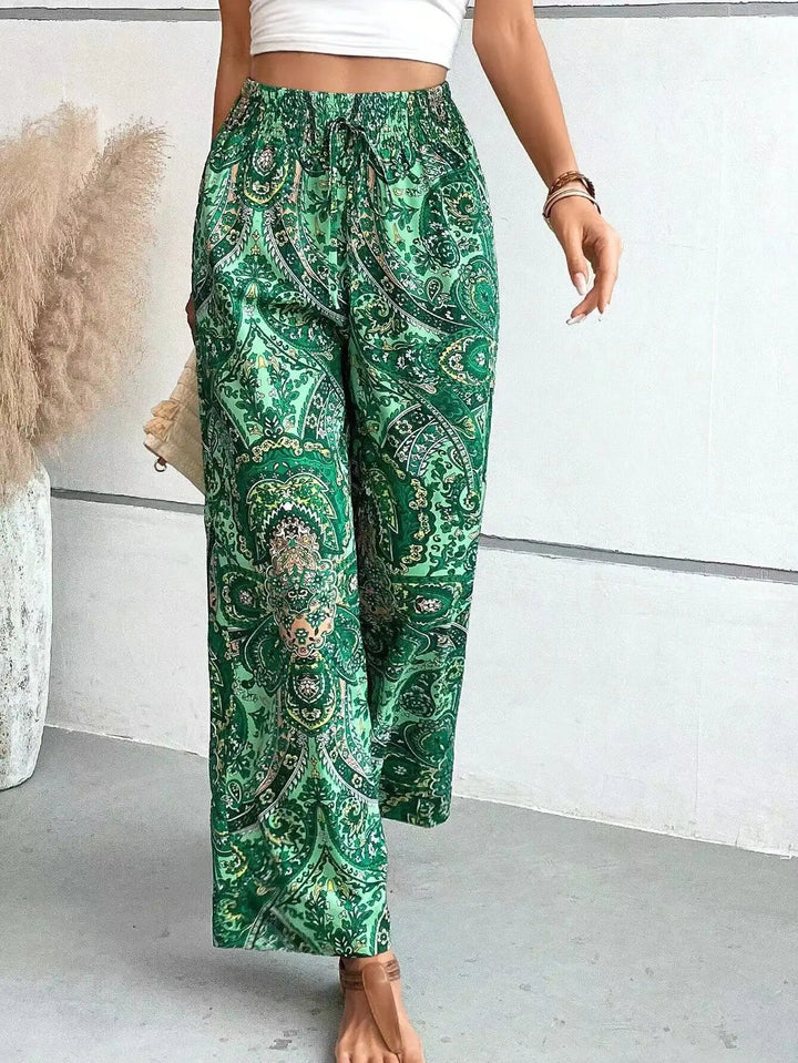 Tenue avec pantalon large imprimé vintage, chic et polyvalent pour femme, parfait pour toute occasion.