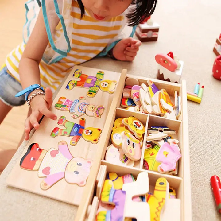Lapin puzzle en bois avec tenues. Jouet éducatif pour développer l'imagination enfant.