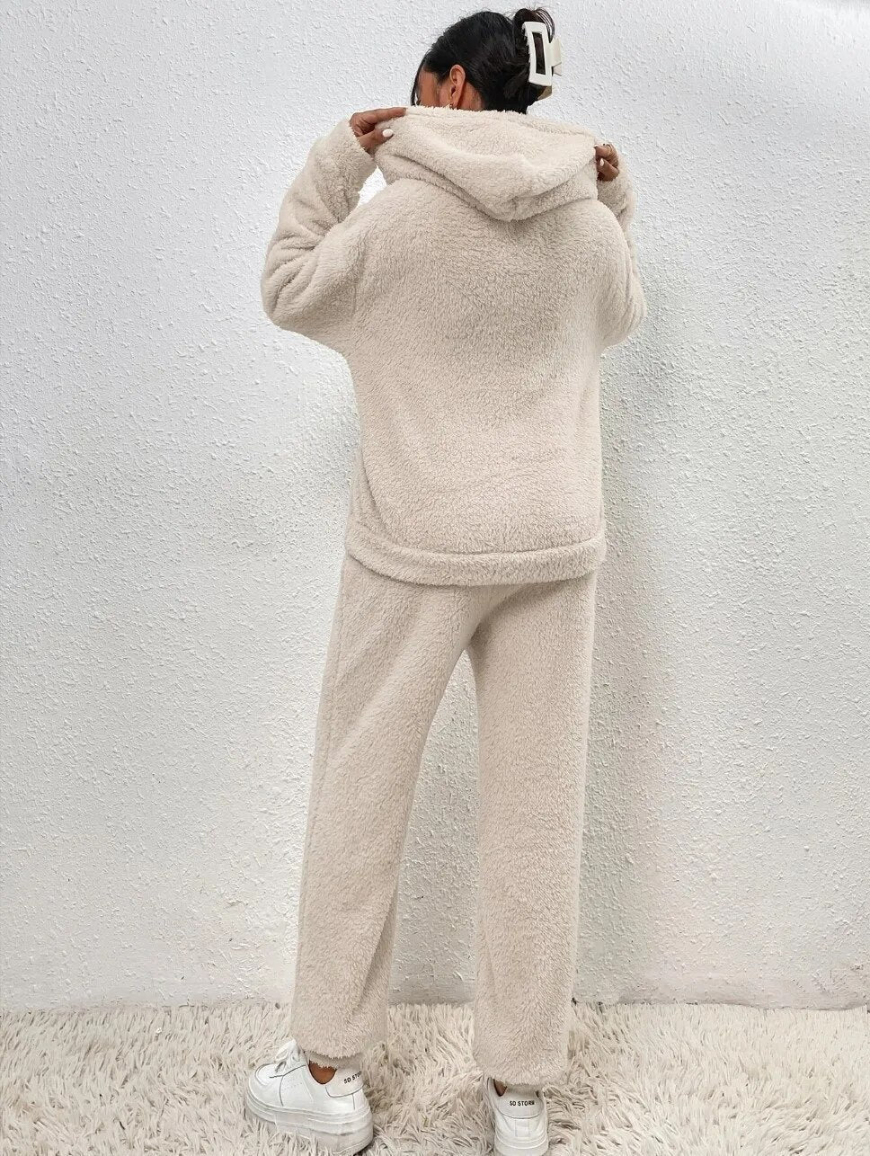 Ensemble pyjama unisexe LuxeCuddle, en matière teddy douce, offre chaleur et confort.