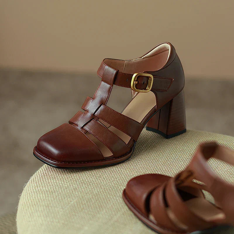 Chaussures Rivanza pour femme, design vintage avec talons blocs confortables, parfaites pour le printemps.