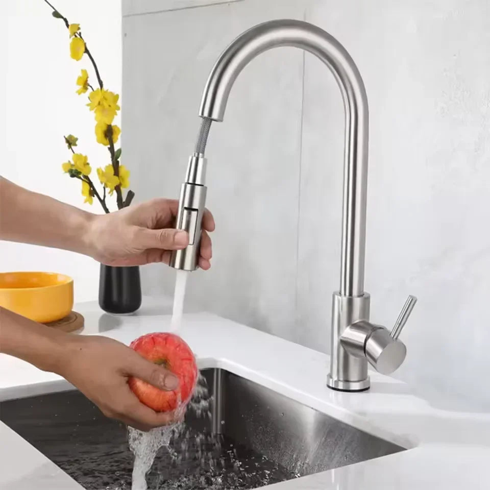 Robinet de cuisine extensible en inox brossé, douchette extractible. Design moderne pour évier de cuisine.