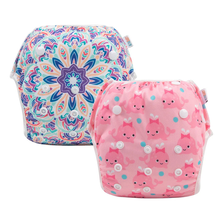 Couche de bain bébé réutilisable écologique, idéale pour natation et jeux d'eau estivaux.