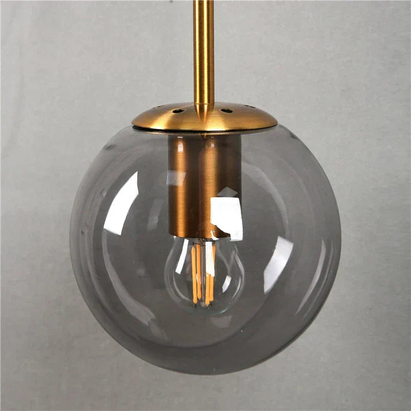 Lampe murale GlacioGlow design scandinave moderne en verre et métal. Idéale pour décoration d'intérieur raffinée.