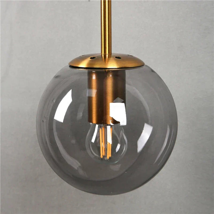 Lampe murale GlacioGlow design scandinave moderne en verre et métal. Idéale pour décoration d'intérieur raffinée.