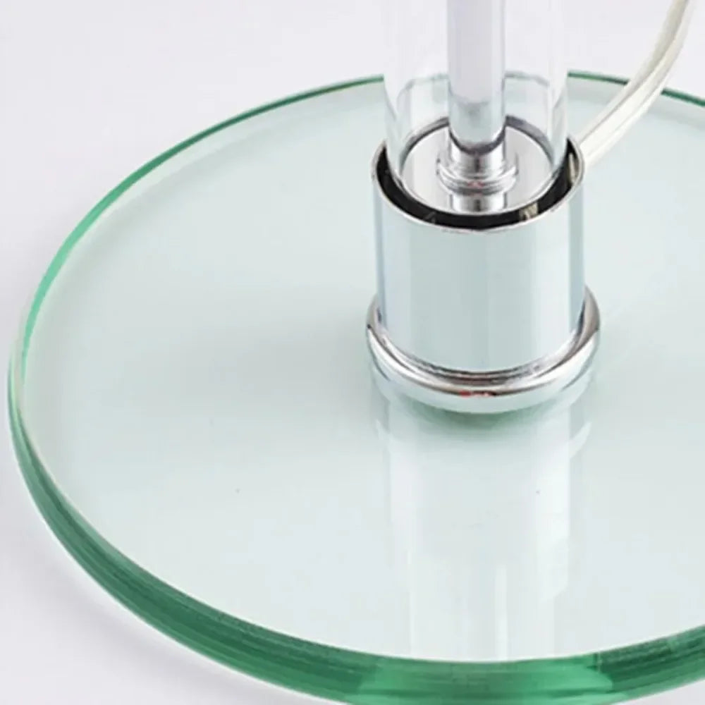 Lampe de table Wilora Bauhaus en verre chromé, design moderne pour une lumière ambiante chaleureuse au salon.
