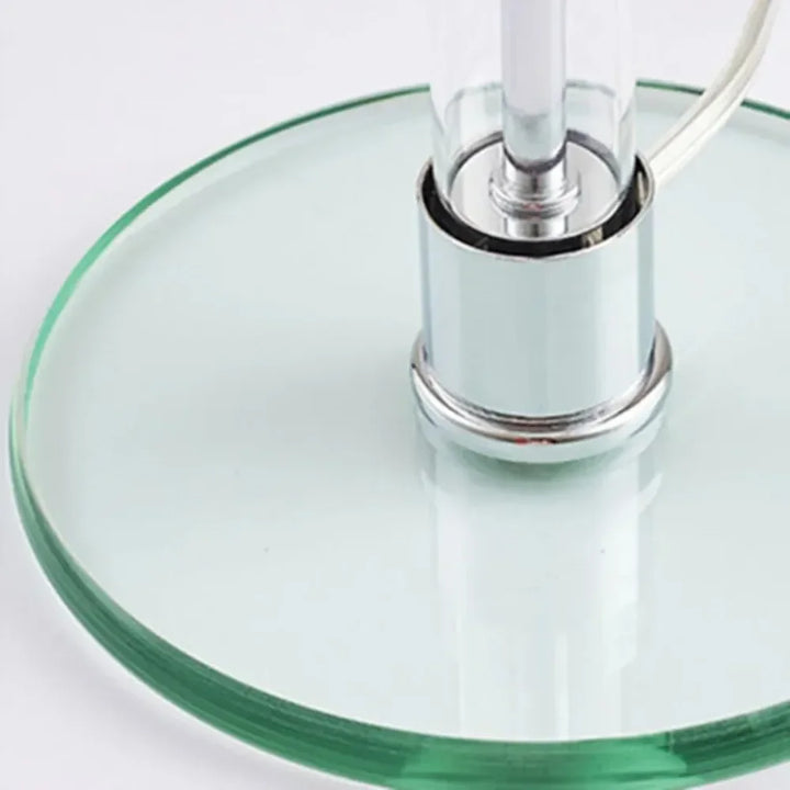 Lampe de table Wilora Bauhaus en verre chromé, design moderne pour une lumière ambiante chaleureuse au salon.