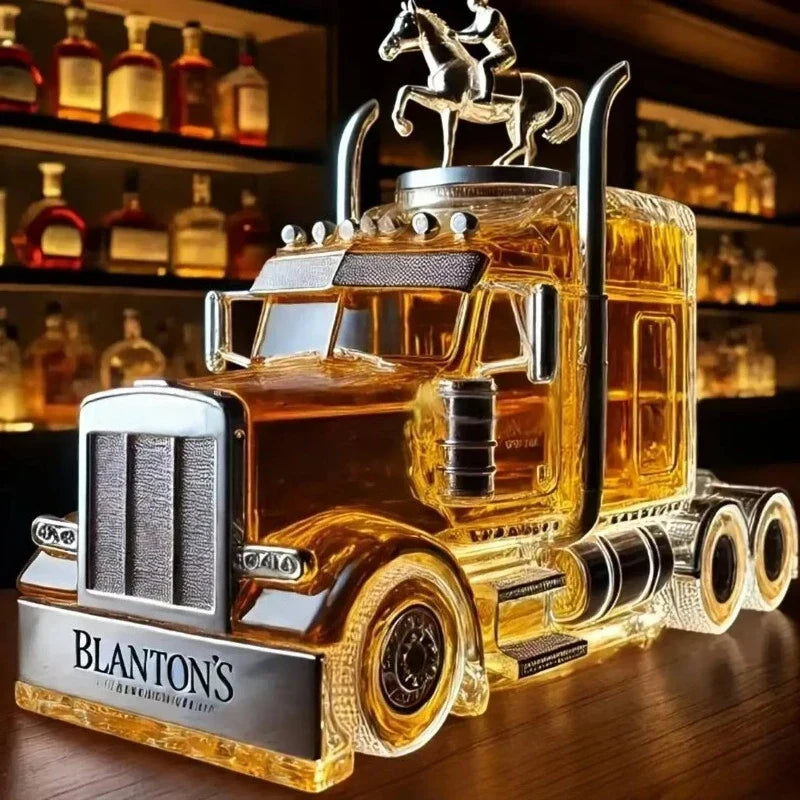 Superbe bouteille de whisky en verre transparent, design détaillé de camion semi-remorque pour servir vos spiritueux.