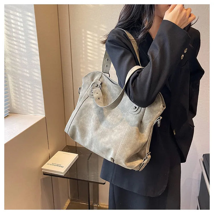 Sac à main en daim intemporel pour femme, accessoire mode chic et polyvalent, idéal avec bandoulière.