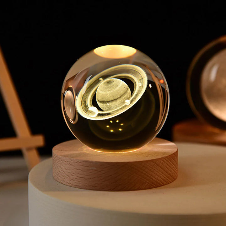 Décoration spatiale: Lampe Galaxie 3D illuminant une pièce avec des étoiles et planètes colorées.
