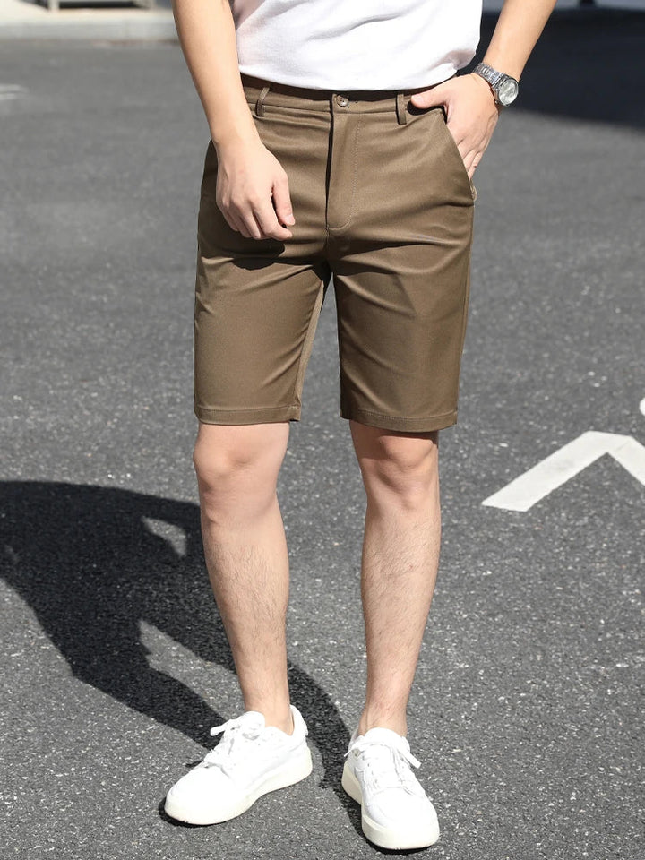 Incontournable de la mode masculine: short homme décontracté coupe droite, pour un été élégant.