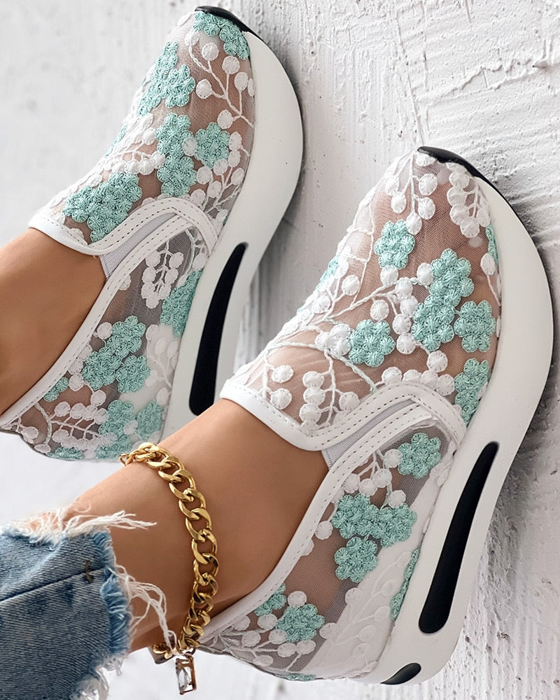Détail des chaussures orthopédiques respirantes pour femmes, offrant confort et style pour le quotidien.