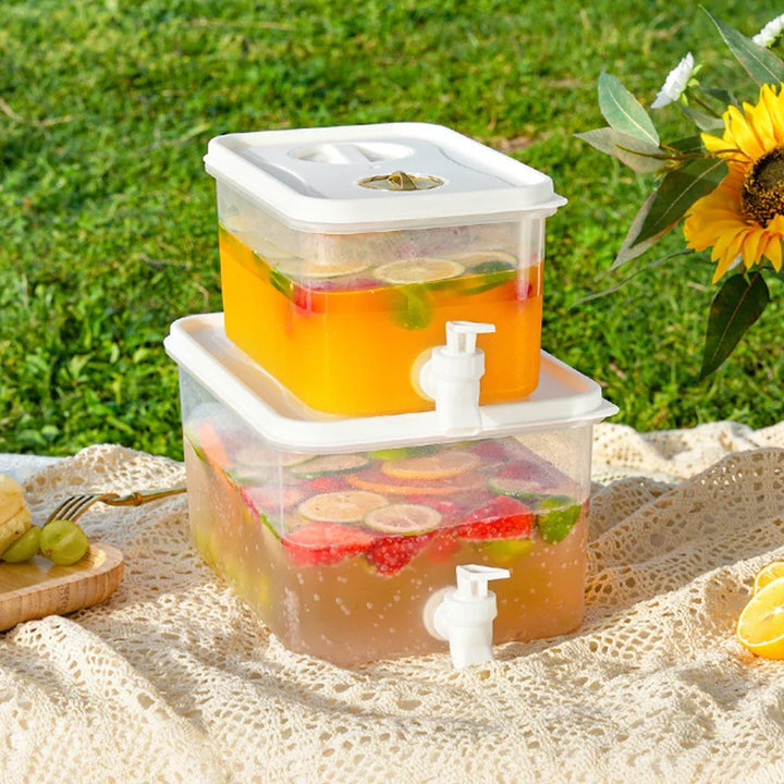 Pichet réfrigérateur AquaGlide sans BPA, grande capacité pour fête. Dispenseur d'eau et jus avec robinet, boissons froides.