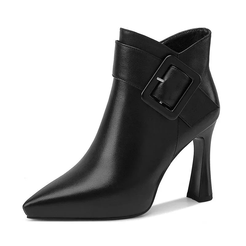 Texture riche des bottes femme à boucles, noires, élégantes et confortables pour un look mode hiver.