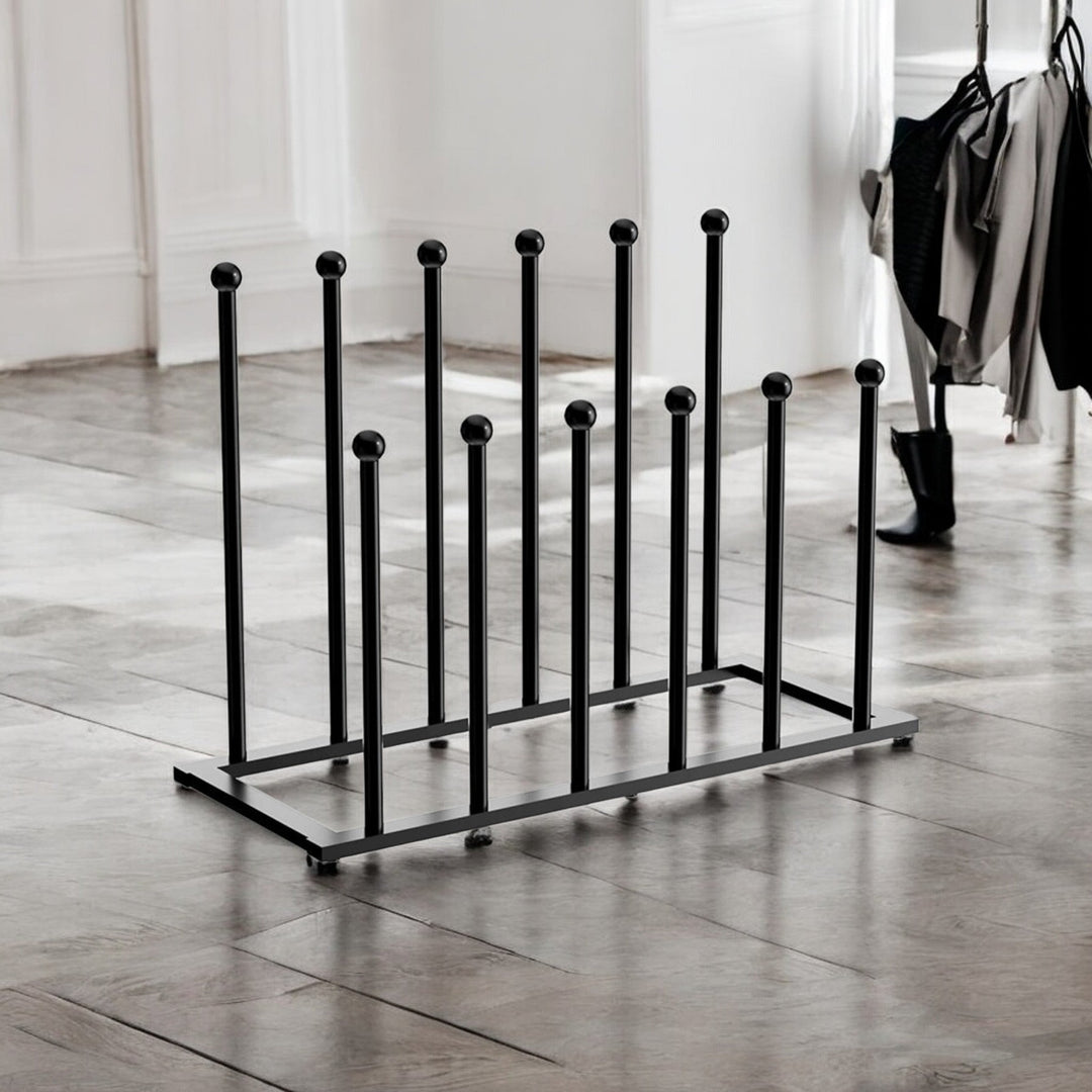 Meuble de rangement pour 6 paires de bottes en métal noir design. Optimise l'espace, idéal pour une maison organisée.