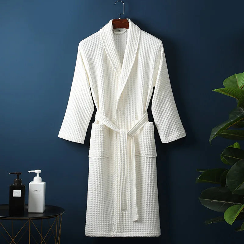 Peignoir femme en coton de qualité, pour des moments de pure détente et un confort inégalé à la maison.