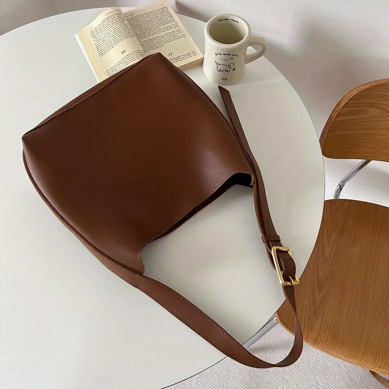 Sac à main cabas chic pour femme avec bandoulière, idéal pour un style moderne et urbain.