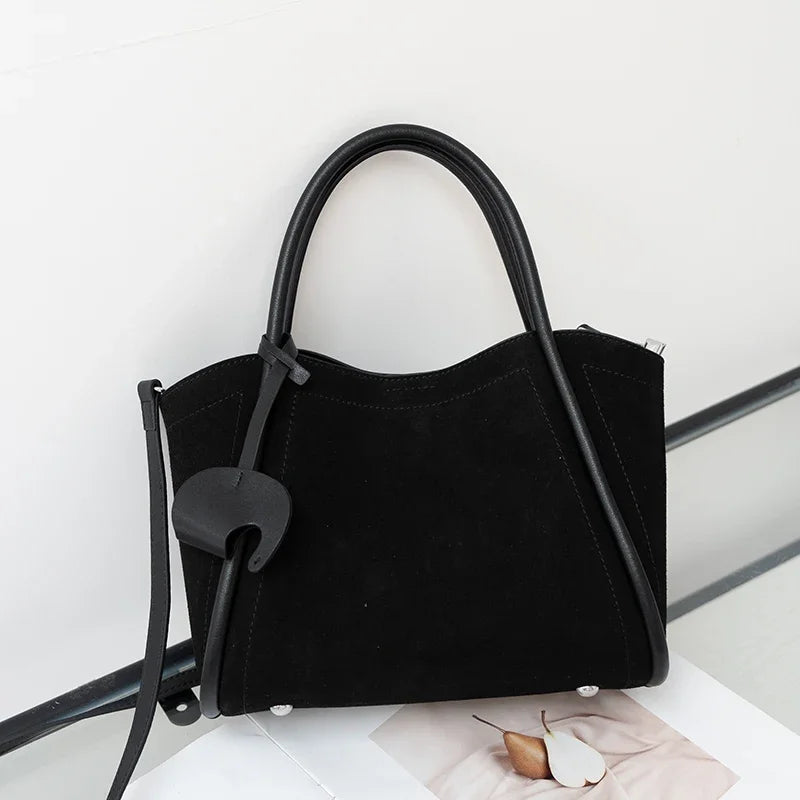 Grand sac à main cabas élégant en daim pour femme, offrant style et espace, accessoire mode parfait au quotidien.
