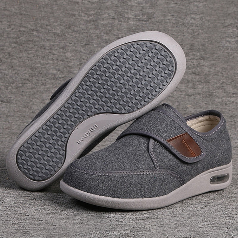 Paire de chaussures orthopédiques réglables et larges, parfaites pour l'œdème et les pieds gonflés, offrant un grand confort.