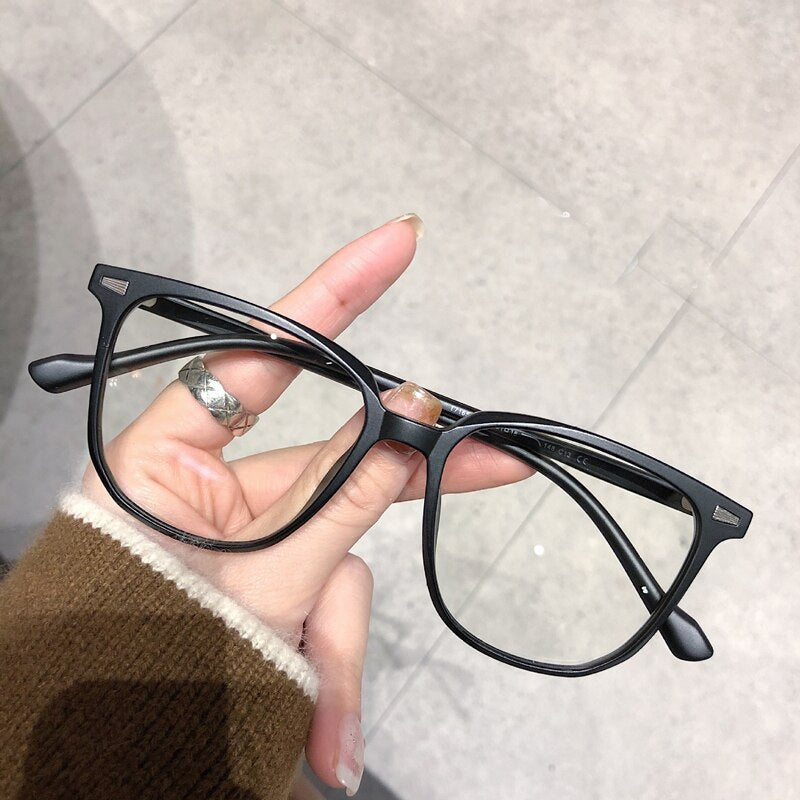 Accessoire optique unisexe et stylé: lunettes de myopie avec protection lumière bleue, pour tous.