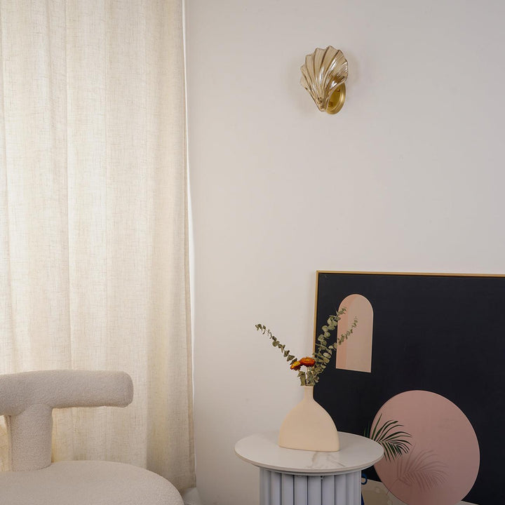Applique murale élégante, coquillage marin, luminaire design pour salon ou chambre.