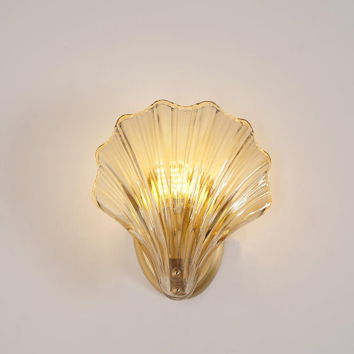 Luminaire mural élégant, applique coquillage pour une ambiance côtière chaleureuse.