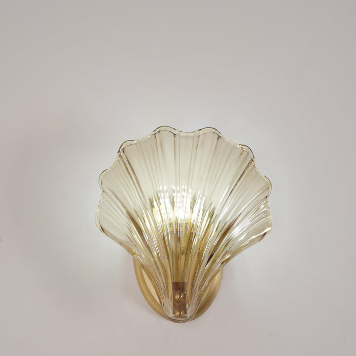 Applique murale coquillage, éclairage intérieur raffiné pour une chambre paisible.