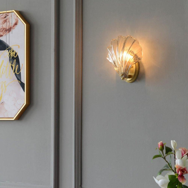 Luminaire design coquillage, créez une atmosphère côtière sereine dans votre salon.