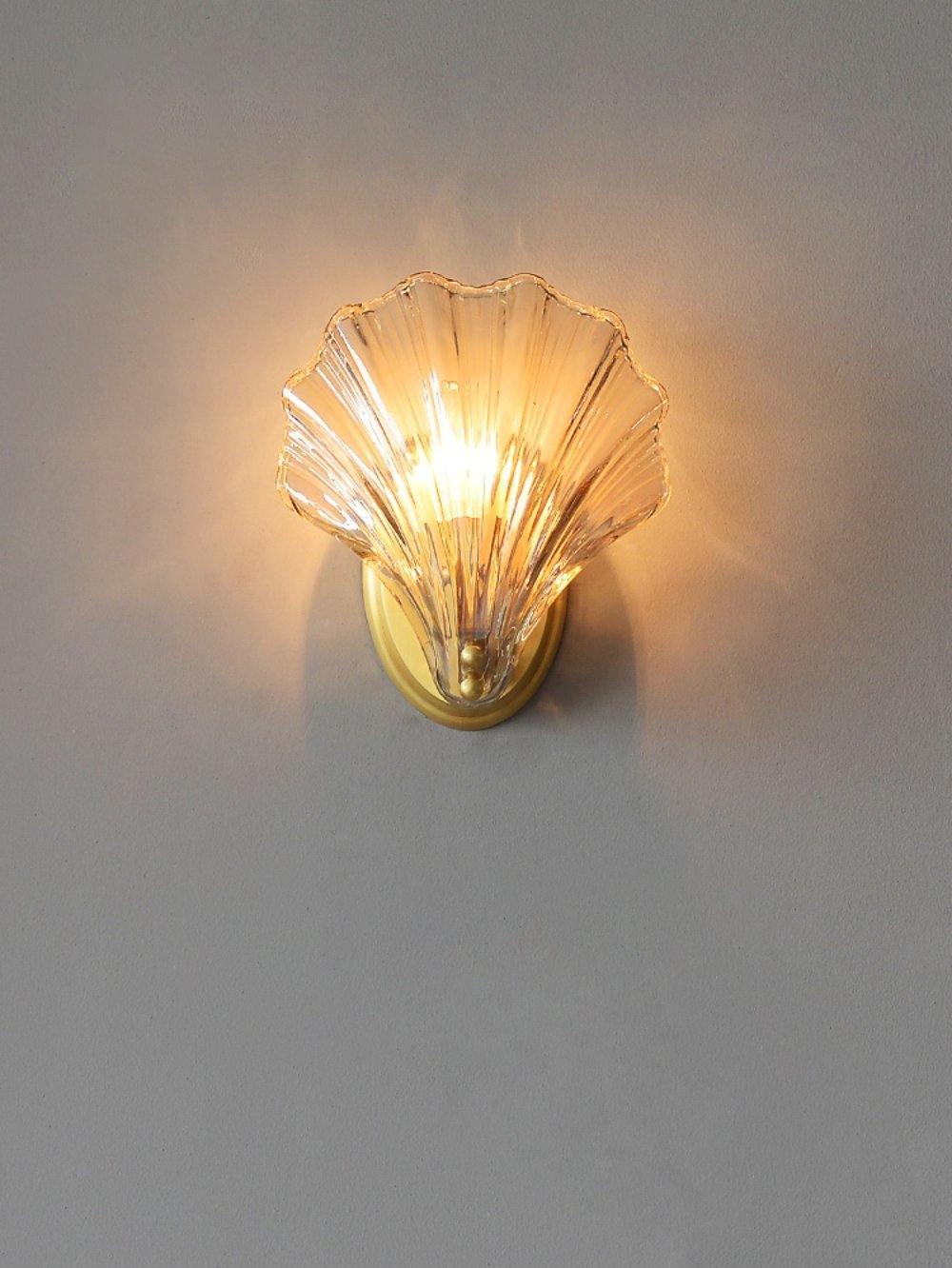Luminaire mural inspiration côtière, applique coquillage pour une déco marine.