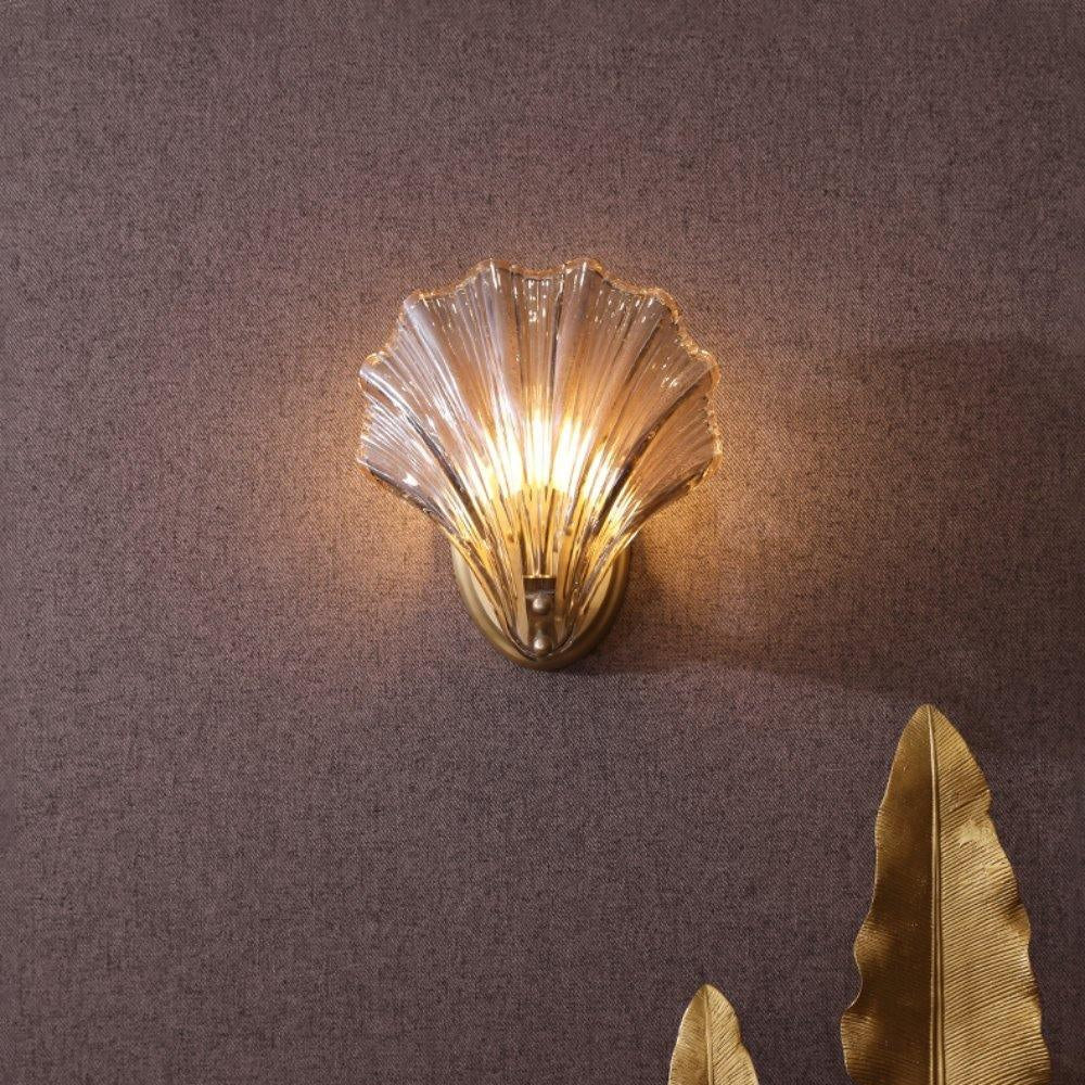 Applique murale coquillage élégante, lumière intérieure pour un salon marin moderne.