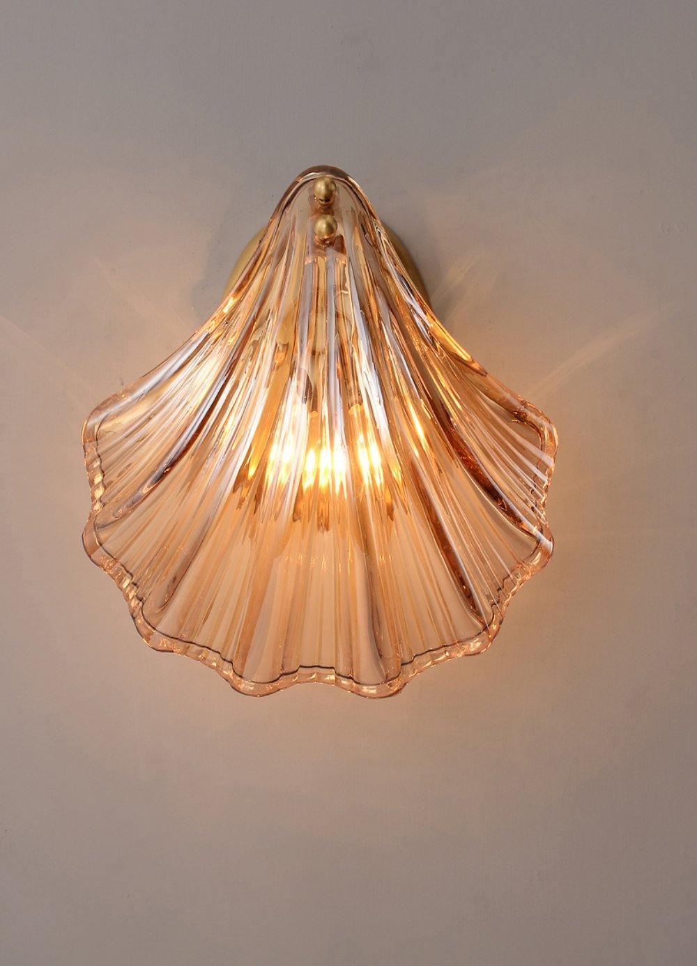 Luminaire mural coquillage, ambiance marine pour salon et chambre avec design unique.