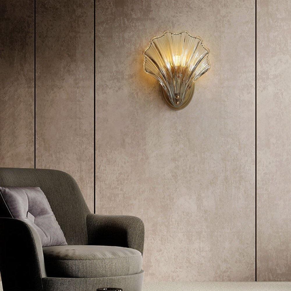 Applique murale coquillage, éclairage doux pour une décoration côtière raffinée.