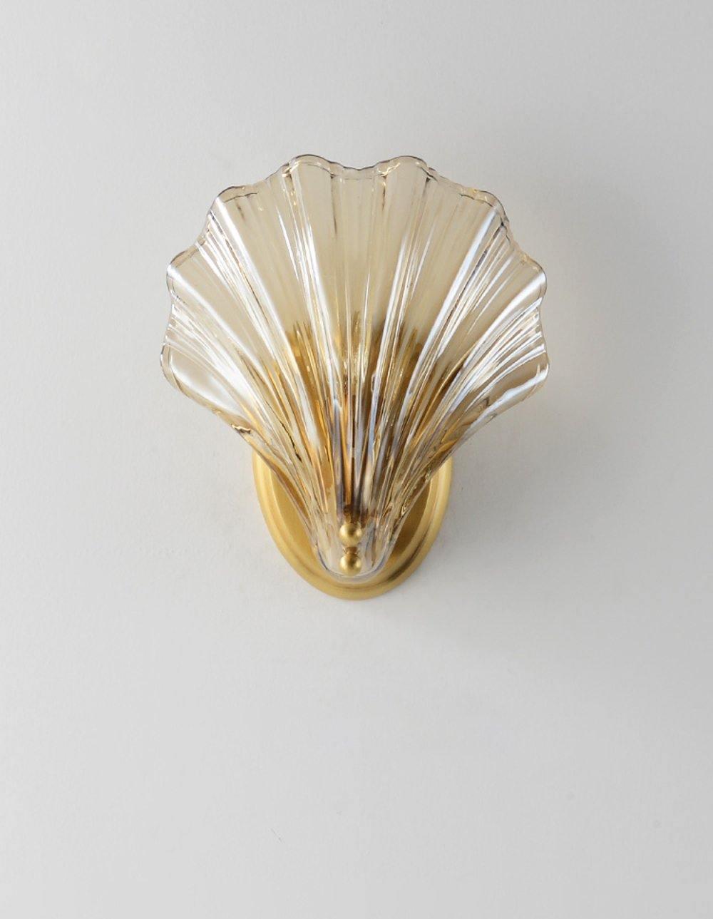 Applique murale coquillage élégante, pour une lumière d'ambiance sereine dans votre salon.