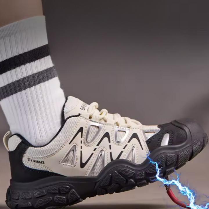 Chaussures de travail femme robustes et légères, avec protection anti-perforation. Idéales pour divers environnements.