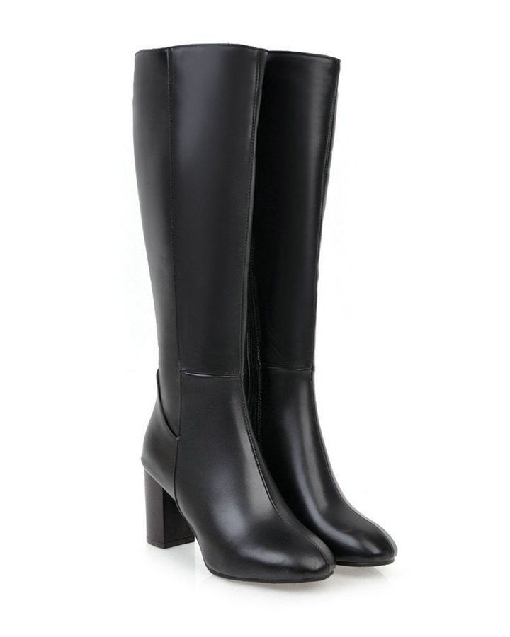Bottes classiques pour femmes avec talon bloc. Chaussures élégantes et confortables, idéales pour l'hiver.