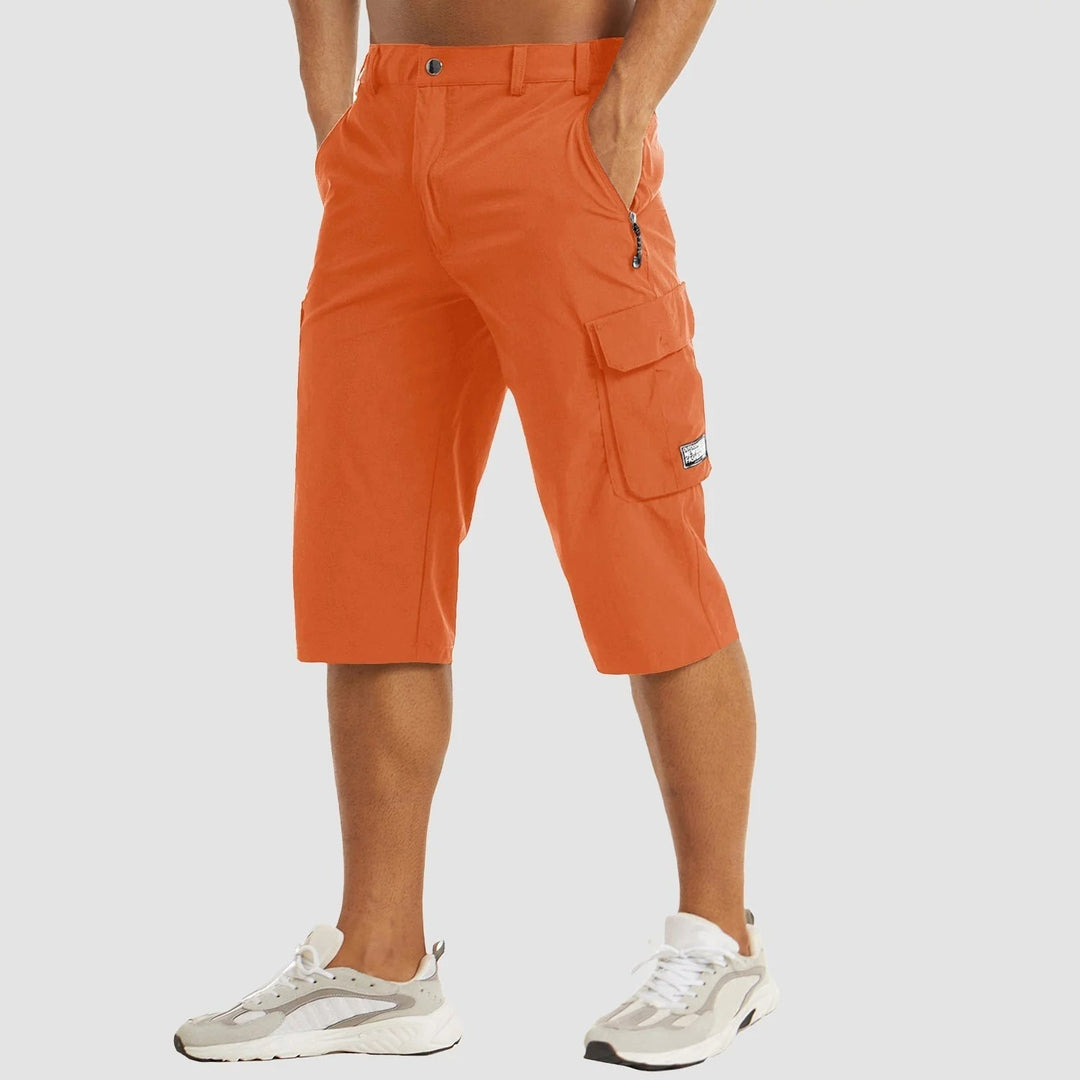Vue détaillée: short cargo homme, tissu léger et poches, parfait pour l'été.