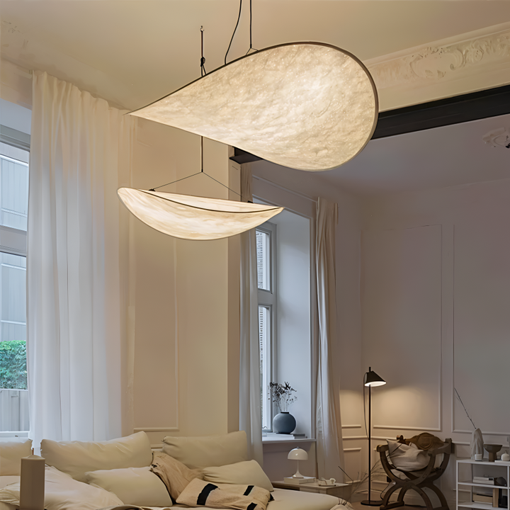 Suspension LED Silvara moderne pour salon, design artisanal fait main, éclairage contemporain.