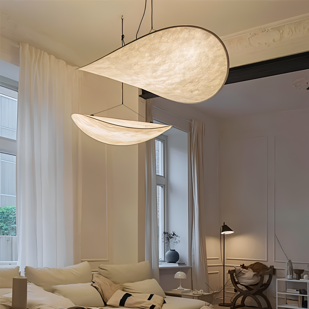Plafonnier moderne LED Silvara, suspension design fait main, idéal pour un intérieur contemporain.