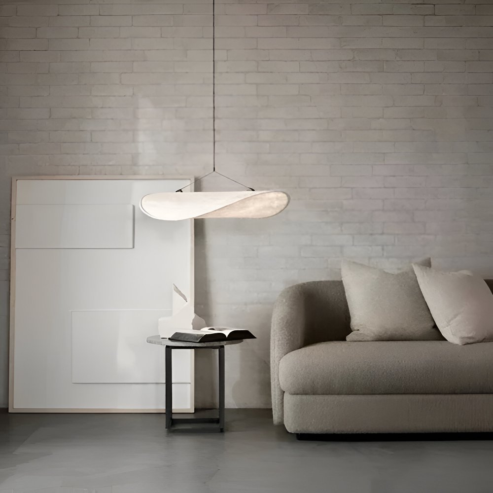 Luminaire contemporain Silvara LED, fait main, pour un salon ou une chambre au design raffiné.