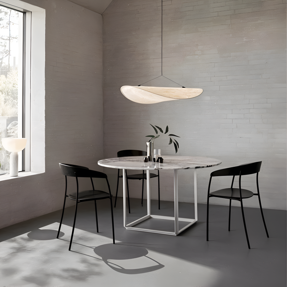 Suspension LED Silvara design unique, éclairage chaleureux pour salle à manger ou bureau moderne.
